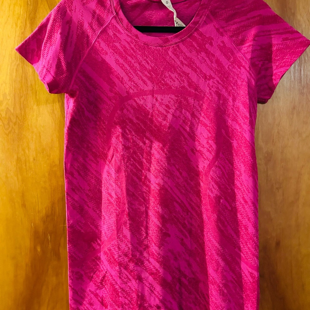 Lululemon Swiftly Tech in Bright Pink
